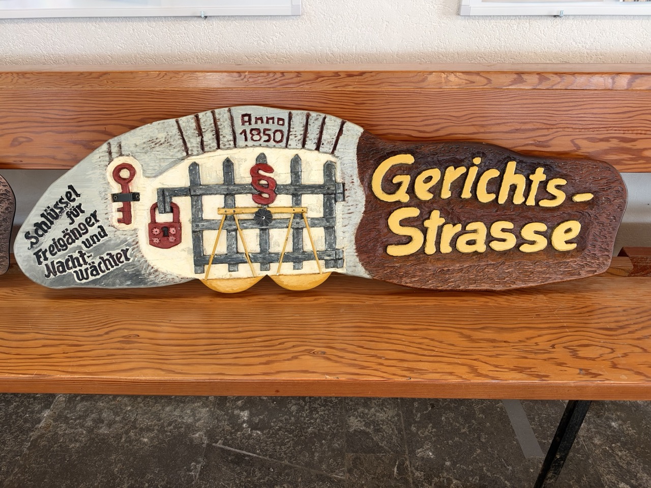 Erhalt der handgeschnitzten Straßenschilder